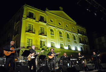 Nuevo Mester de Juglaría ante el Teatro Juan Bravo de Segovia, en las fiestas de San Frutos 2008